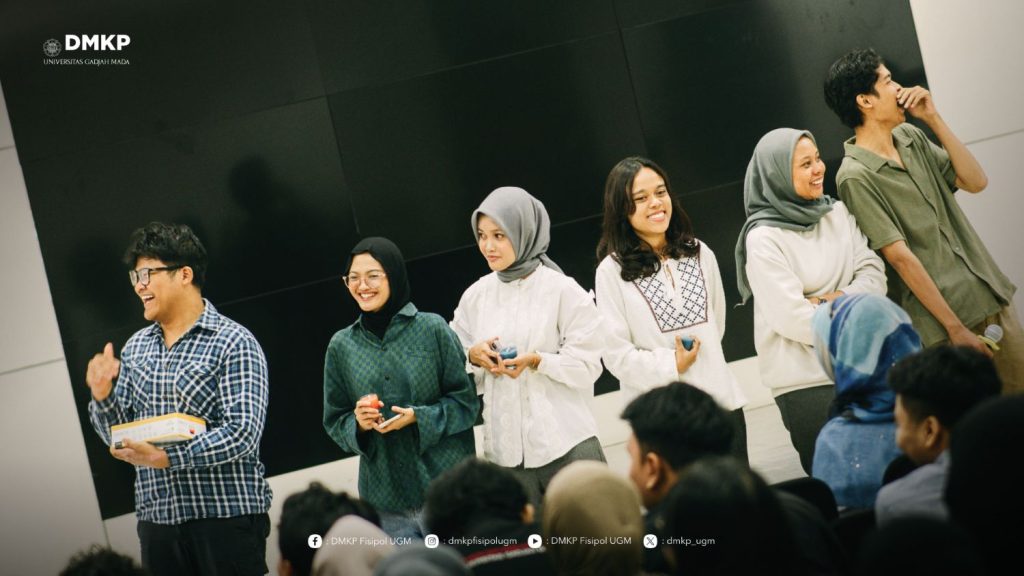 DMKP Strengthens Contextual Learning Through Living Labs
