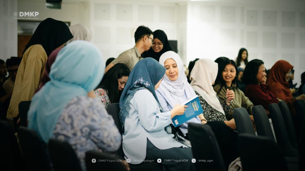 Dinamika Desentralisasi di Indonesia, DMKP FISIPOL UGM Gelar Seminar dan Diskusi Buku